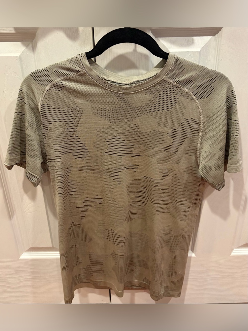 Men's Lululemon Olive Camo Short-Sleeve Tee - Size Small
